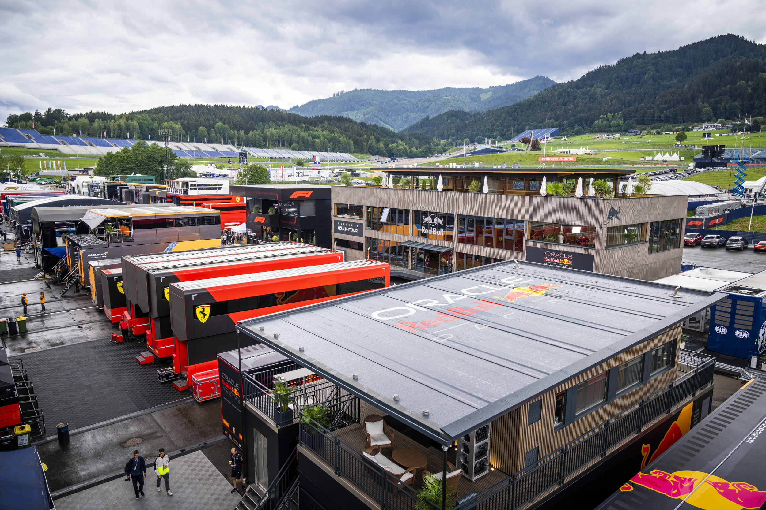 Behind the scenes construction of the F1 paddock in a timelapse